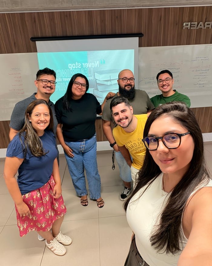 Camilo Leles em sessão de aprendizado em equipe, com a frase Never stop learning no telão