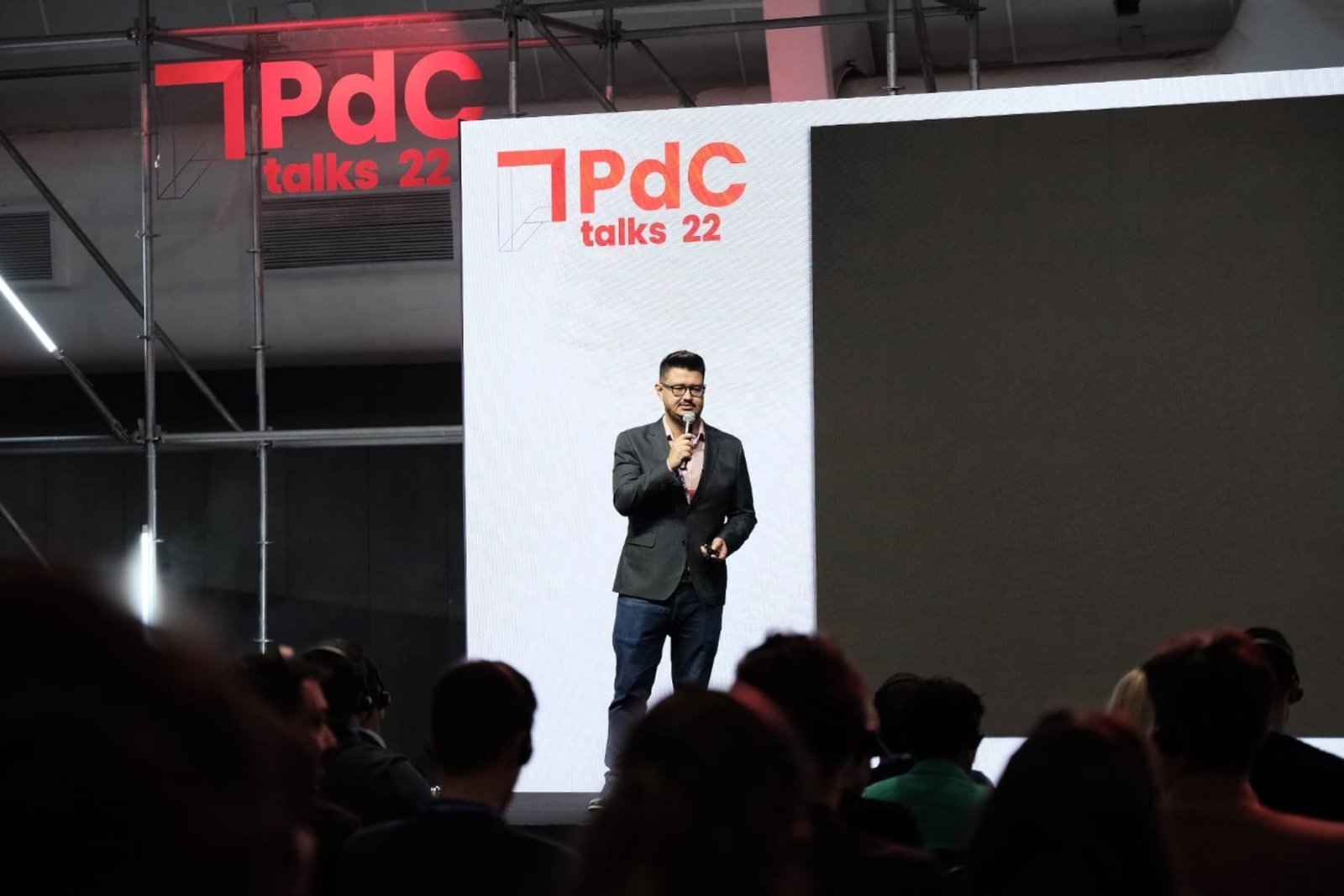 Camilo Leles palestrando no palco do PdC Talks